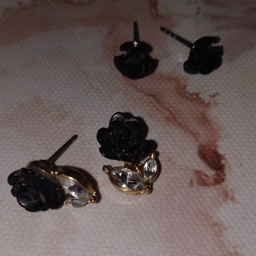 Elegant Black Rose Stud Earrings with Gold Accents - Picture 5 of 5